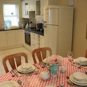 Holiday home Luxury Townhouse -Free Private Parking- 2 Bedrooms Both En-Suite -Sleeps 5 - Fully Equipped Kitchen, Dining Room- Living Room With Tv Dvd Outside Courtyard With Seating - Fast Wi-Fi- 2-Minute Walk To Town Centre, Killarney